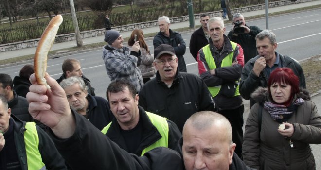 Blokiran saobraćaj na magistralnom putu kod Zenice, radnici Željezare protestvuju