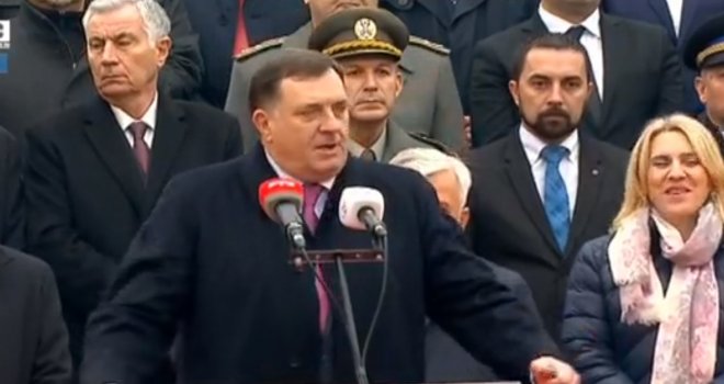 Svečani defile, 700 policajaca, 'Pukni zoro' i 'Živjela Srpska': Dodik održao govor okupljenima