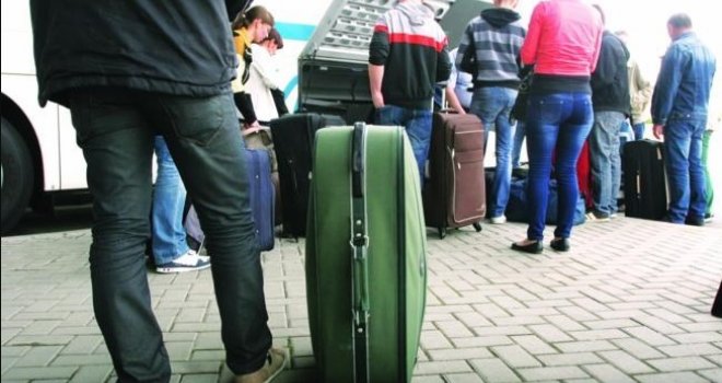 Pakiraju svoje kofere i ne vraćaju se: Čitava generacija iz BiH odlazi u Austriju, Njemačku, Švedsku... 
