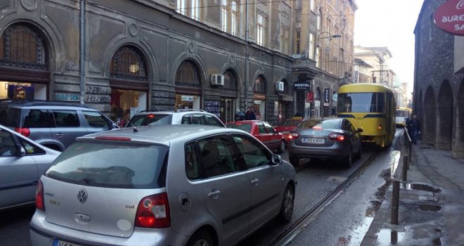Totalni kolaps u Sarajevu: Zbog sudara dva vozila saobraćaj u prekidu, tramvaji ne rade