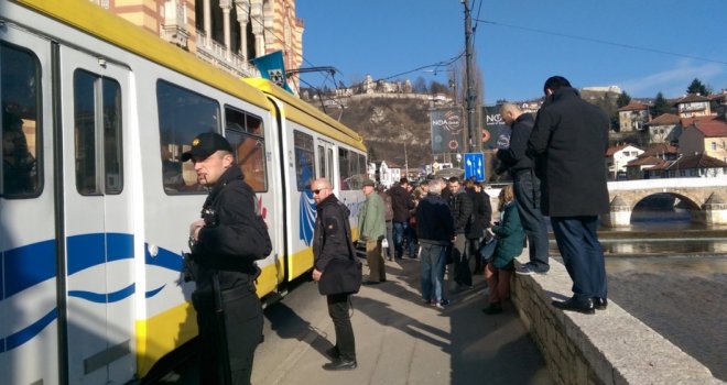 Sarajevo: U tramvaju nasrnuli na muškarca, pa napali i policajce koji su intervenisali