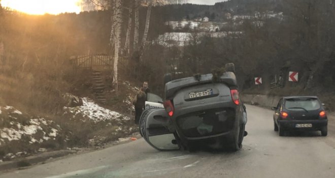 Nesreća na izlazu iz Sarajeva: Automobil se prevrnuo na krov