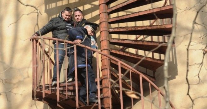 Popeo se na protivpožarne stepenice, policija ga 'skinula': 'Obećali su nam posao u novoj firmi, duguju mi 6.000 KM!'
