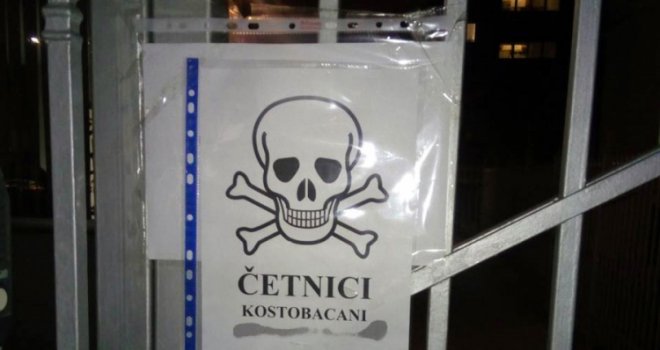 Na Ambasadu Srbije u Sarajevu zalijepljen plakat s mrtvačkom glavom ispod koje piše 'Četnici Kostobacani'