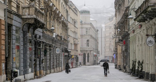 Snijeg i minus zatvorili Sarajlije u kuće: Pogledajte kako izgledaju puste ulice grada