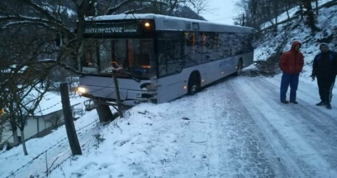 Autobus sa radnicima 'Preventa' i 'Pobjede' sletio s ceste kod Goražda