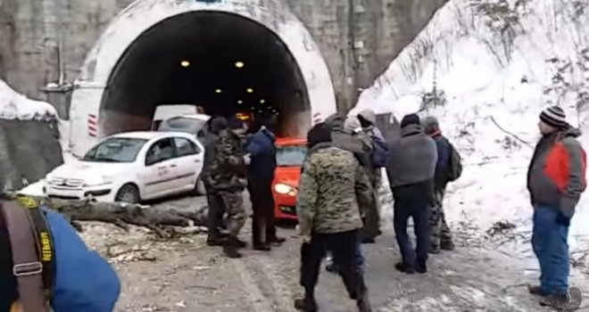 Tuzla u blokadi, specijalci FUP-a intervenisali na putu Sarajevo - Zenica, prohodno prema Konjicu...
