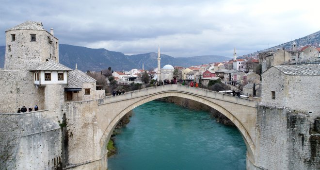 Pokušali zapaliti zastavu BiH u Mostaru, vrijeđali prolaznike na nacionalnoj osnovi