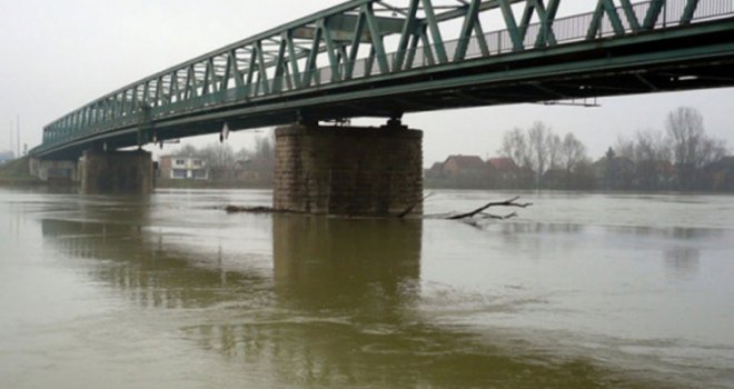 Sava u porastu, poplavljena područja kod Bosanske Gradiške i Srpca