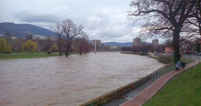 Nadošla rijeka Bosna počela plaviti putne komunikacije i poljoprivredno zemljište