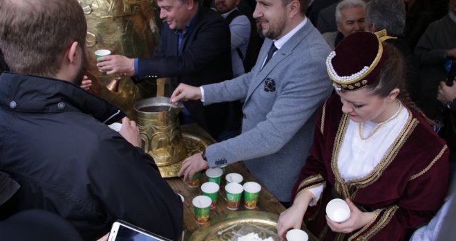 Nije gradonačelnik cicija: Abdulah Skaka častio građane Sarajeva bosanskom kafom i poslasticama 