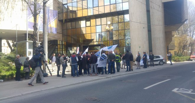 Desetak boraca ušlo u zgradu Parlamenta FBiH: Zahtijevaju obraćanje Tufekčića ili Mušića