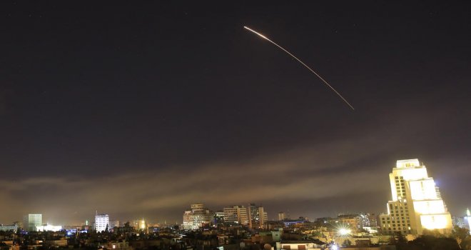 Pogledajte kako su Sirijci obarali krstareće rakete: Čuje se udar, a zatim povici BOG TE BLAGOSLOVIO!