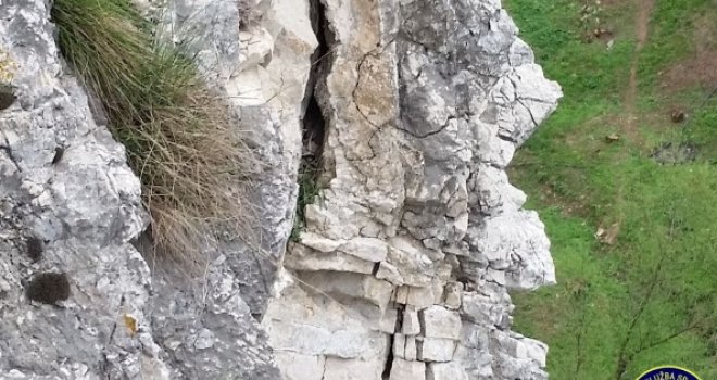 Pukla stijena 'Orlovača' na ušću Moščanice u Miljacku: U svakom trenutku može se odlomiti i pasti na prolaznike!