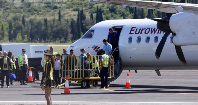 Na aerodrom u Mostaru sletio prvi avion Eurowingsa: Putnike dočekali predstavnici grada, mažoretkinje, folklorna društva...