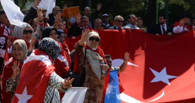 Stigli autobusi s Erdoganovim pristalicama, svi idu prema Zetri: Bilbordi dobrodošlice, razvijene zastave...