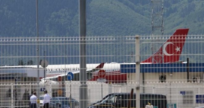 Avion turskog predsjednika sletio na Međunarodni aerodrom u Sarajevu, dočekao ga Izetbegović
