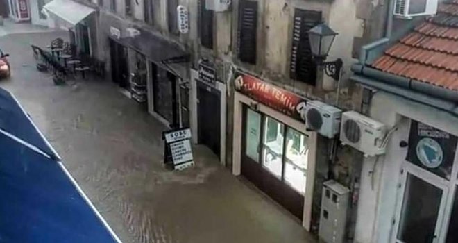 Pogledajte kako 'pliva' Fejićeva ulica u Mostaru nakon nevremena