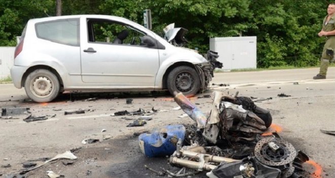 Dvadesetosmogodišnji Bosanac poginuo u saobraćajnoj nesreći, ljekari se bore za život njegove supruge