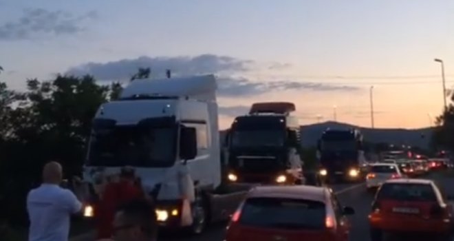 Svatovi iz Hercegovine usijali Internet: Na vjenčanje stigli u masivnim kamionima, 'pao' neviđeni 'show' na cesti!