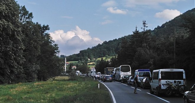 Sarajevo, Tuzla, Banjaluka i drugi gradovi u blokadi, kilometarske kolone na M-17: Vozači zakrčili saobraćaj
