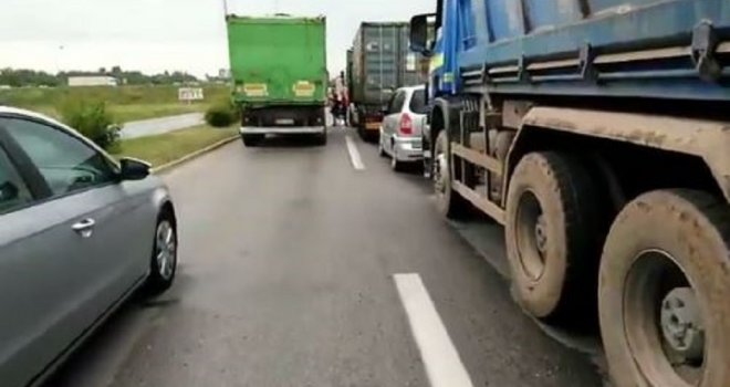 Više stotina vozača potpuno blokiralo ulazu u Banjaluku: Formirale se ogromne kolone