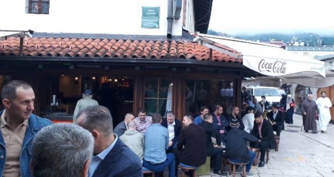 Bajramska kafa na Baščaršiji, prepuni lokali: U srcu Sarajeva praznična atmosfera...