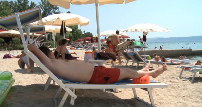 Hoće li penzionerima biti 'zabranjeno' da se kupaju na Jadranu: Nema (više) plaža za stare ljude?!