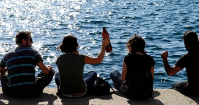 Popularna dalmatinska destinacija zabranila konzumiranje alkohola u javnosti: Kazne su visoke, pripazite!