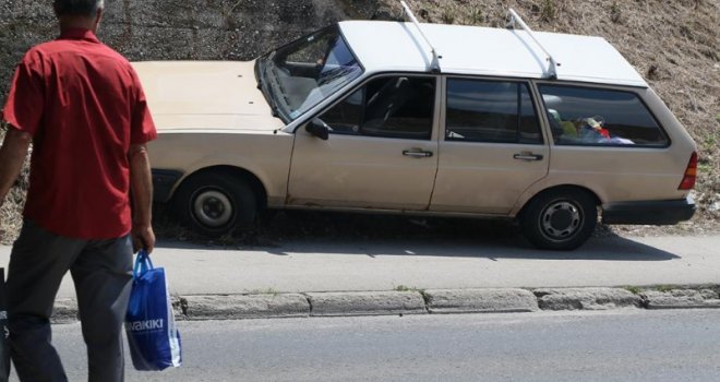Nesreća na Pofalićima: Izgubio kontrolu nad 'Passatom' i zabio se u betonski dio podvožnjaka