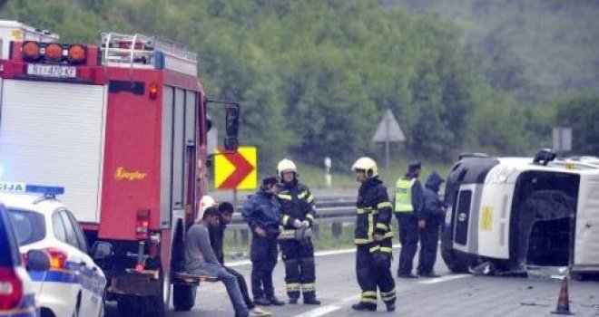 Prevrnuo se kombi na autocesti Rijeka-Zagreb, povrijeđeno 12 migranata