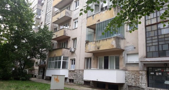 Detalji nesreće u Mostaru: Muškarac pao sa balkona trećeg sprata najprije na stablo, pa tek onda na tlo