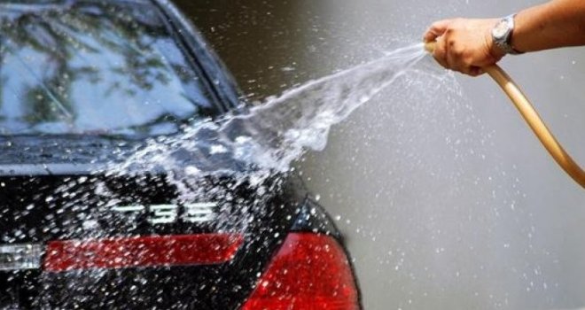 Hit na društvenim mrežama: Sarajlija smislio novi način pranja automobila