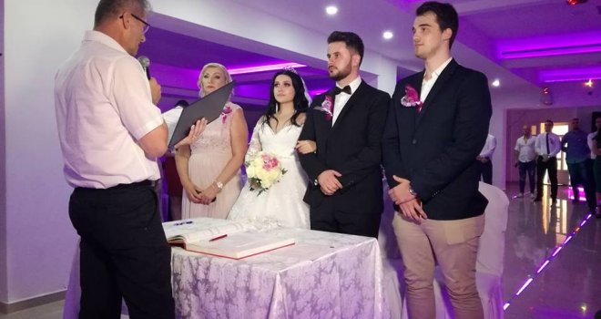 Udala se Ilma Karahmet: Evo ko joj je odabranik i šta je zapjevala na svadbi! | BL!N Magazin