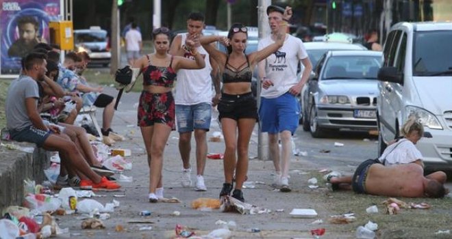 Ljudi spavaju na ulici, smeće posvuda: Apokaliptični prizori iz Splita nakon prve večeri festivala Ultra