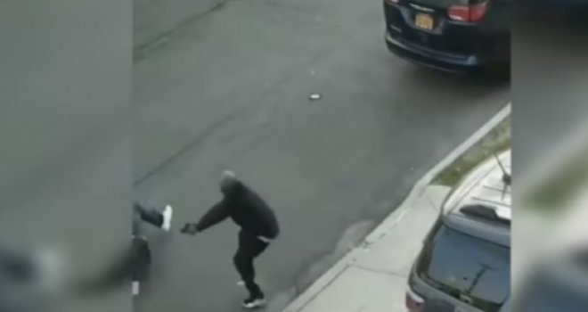 Dramatičan snimak: Mafijašu pucao u glavu usred bijela dana, a njega metak samo okrznuo