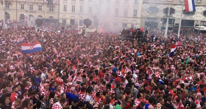 Neviđena navijačka euforija obuzela cijelu Hrvatsku: Gradovi preplavljeni crveno-bijelim dresovima