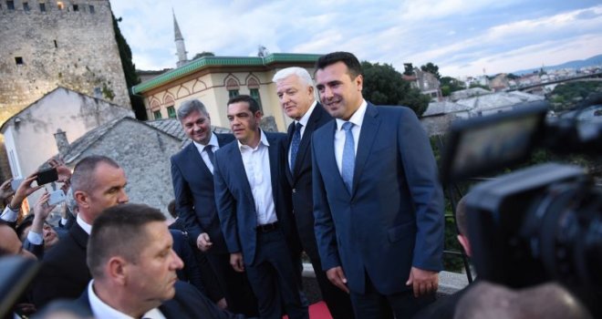 Crnogorski i grčki premijer potpisali Mostarsku povelju mira, pa sa Starog mosta bacili cvijeće u Neretvu