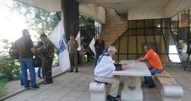 Demobilisani borci se opet okupljaju pred zgradom Parlamenta FBiH: Najavili blokadu Federacije ukoliko...