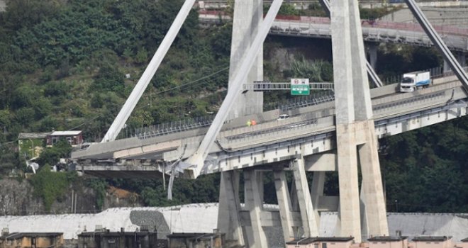 Objavljen dramatičan snimak spasavanja kod srušenog mosta u Genovi 