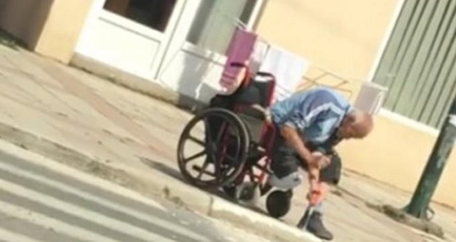 Bosanac u invalidskim kolicima uzeo čekić u ruke i udario po trotoaru da bi prešao ulicu!