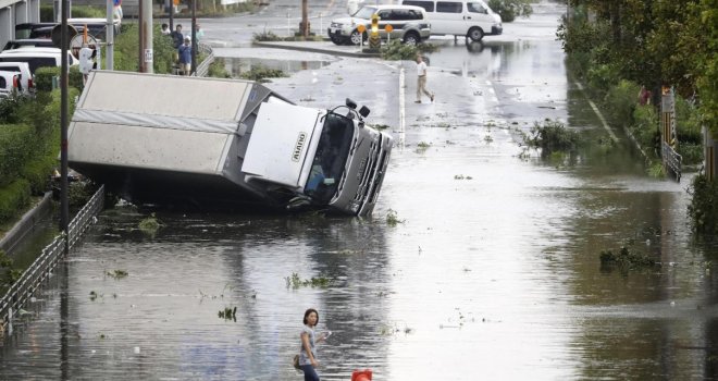 Osam osoba poginulo, stotine povrijeđene: Vjetar nosi automobile i krovove kuća, poplave poharale gradove...