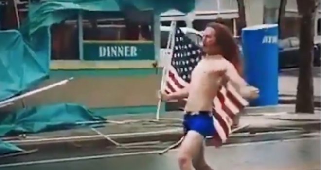 Skinuo se go i stao na put pobješnjelom uraganu: Amerikanac sa zastavom u ruci postao hit!