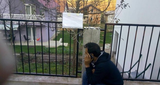 Mještanin Hadžića na ogradu postavio kabal da migranti mogu puniti telefone