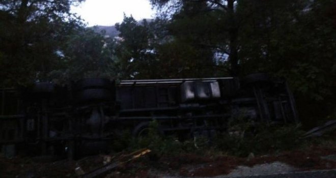 U teškoj nesreći kod Ploča poginuo vozač kamiona bh. registracija