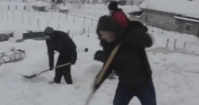 Gračanica: Četiri osobe potukle se zbog čišćenja snijega, završili u Hitnoj pomoći