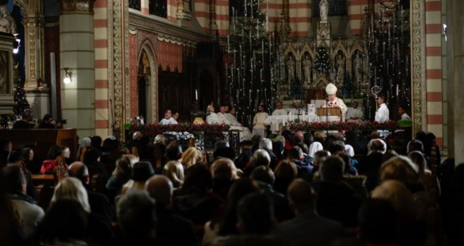 Božićna misa u sarajevskoj katedrali:  Čovječanstvo je izgubilo kriterijume jer više ne vrednuje čovjeka nego interes i profit