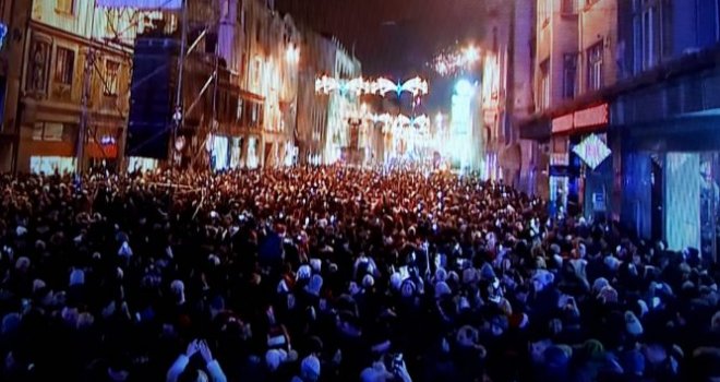 Hiljade ljudi u centru Sarajeva uz Harija Mata Harija proslavilo dolazak Nove 2019. godine: Pogledajte dio atmosfere!
