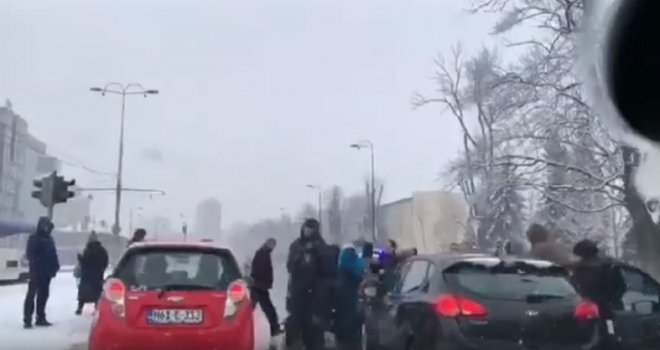 Policijska akcija u centru Sarajeva: Uhapšeni mladić i djevojka iz Crne Gore, pronađen i zapaljen Golf 5