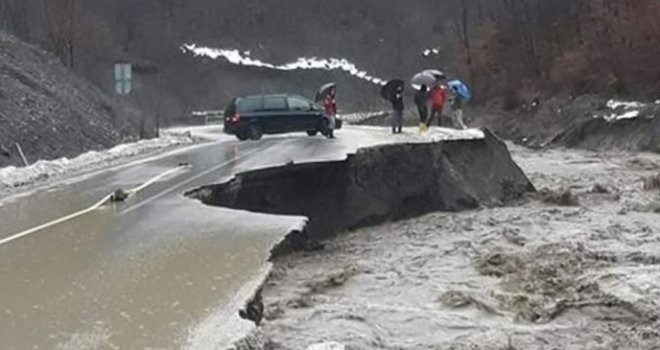 U Zenici zbog poplava i klizišta proglašeno stanje prirodne nesreće: Rijeka odnijela cestu!